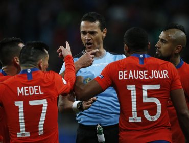 Federación de Fútbol de Chile se quejó del arbitraje de Roldán ante la Conmebol