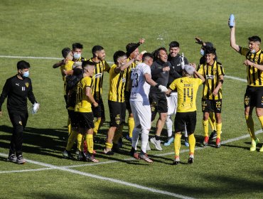 Fernández Vial dio el golpe en El Salvador y eliminó a Cobresal por Copa Chile