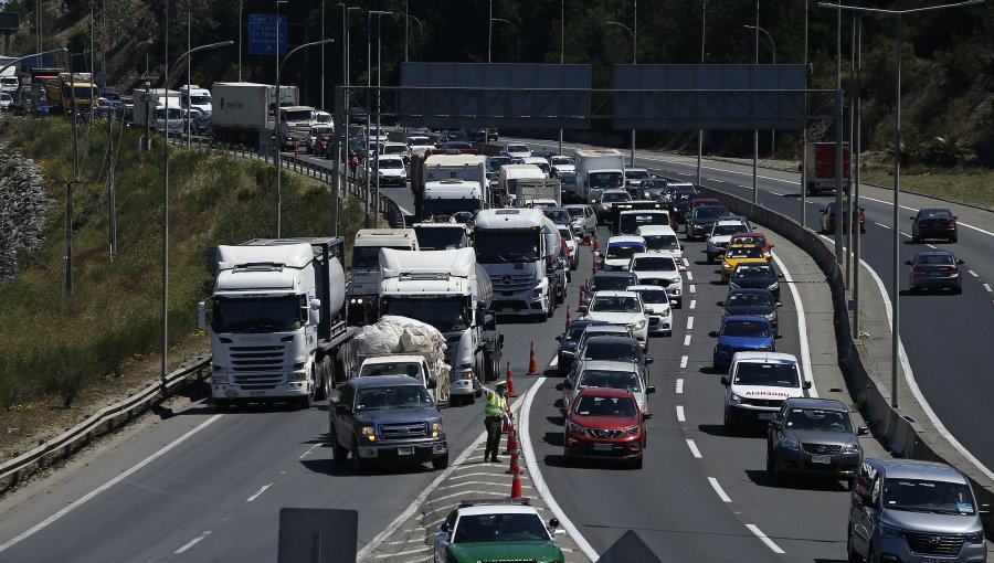 Más de 100 mil vehículos han abandonado la Región Metropolitana y más de mil debieron regresar