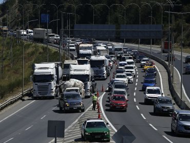 Más de 100 mil vehículos han abandonado la Región Metropolitana y más de mil debieron regresar