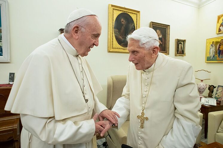 Papa Francisco felicita a Benedicto XVI por el 70º aniversario de su sacerdocio: "Es él el contemplativo del Vaticano"