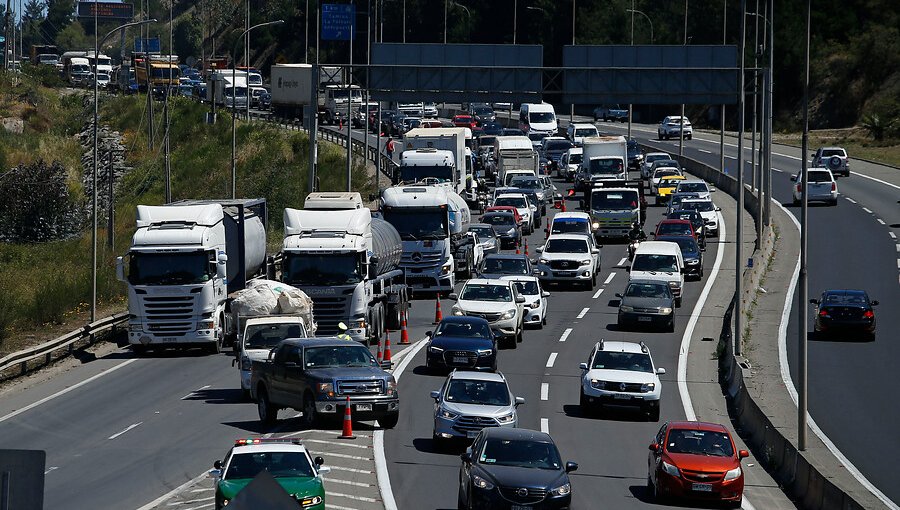 Más de 141 mil vehículos salieron de la región Metropolitana durante el fin de semana largo