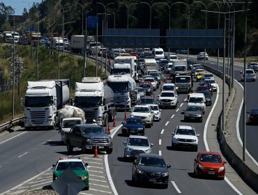 Más de 141 mil vehículos salieron de la región Metropolitana durante el fin de semana largo