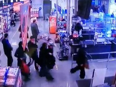 11 sujetos protagonizan "turbazo" al interior de supermercado de Ñuñoa: cuatro fueron detenidos