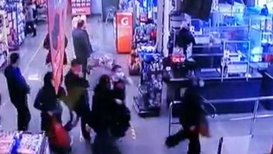 11 sujetos protagonizan "turbazo" al interior de supermercado de Ñuñoa: cuatro fueron detenidos