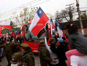 Decenas de hinchas despidieron a la Roja con un banderazo en las afueras de Juan Pinto Durán