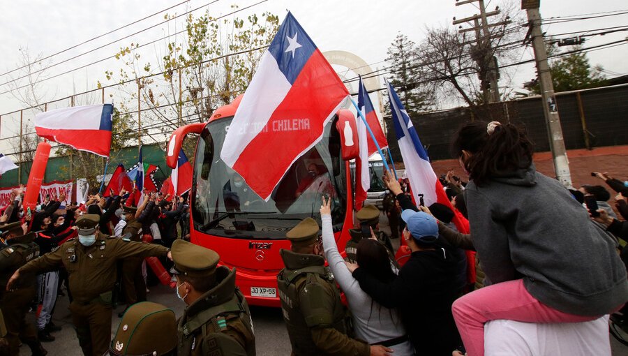 Decenas de hinchas despidieron a la Roja con un banderazo en las afueras de Juan Pinto Durán