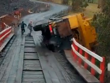 Impresionante accidente en Puyehue: Camión grúa cayó al río Pulelfu al ceder puente de madera