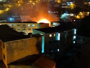 Al menos tres viviendas afectadas y cuatro damnificados deja incendio en cerro Cordillera de Valparaíso