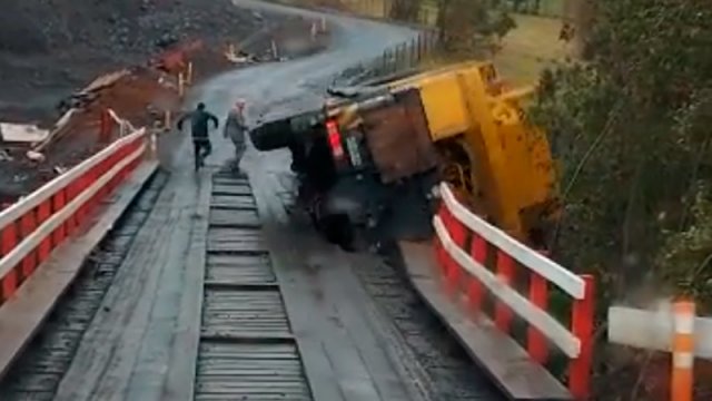 Impresionante accidente en Puyehue: Camión grúa cayó al río Pulelfu al ceder puente de madera