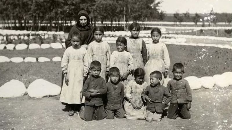 "Como ratas de laboratorio": Los espeluznantes experimentos sobre desnutrición que Canadá hizo con niños de escuelas indígenas