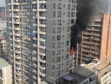 Incendio consumió departamento ubicado en el piso 16 de edificio en pleno centro de Santiago