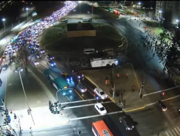 Un centenar de personas se manifestó en plaza Baquedano pidiendo libertad de detenidos durante el estallido social