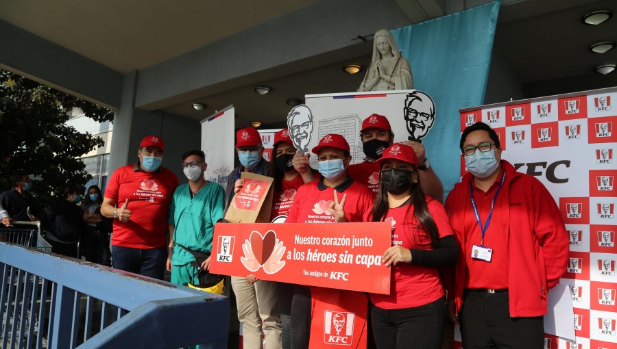 Kentucky Fried Chicken reconoció labor en pandemia de trabajadores del Hospital Van Buren y les donó 400 raciones de alimento