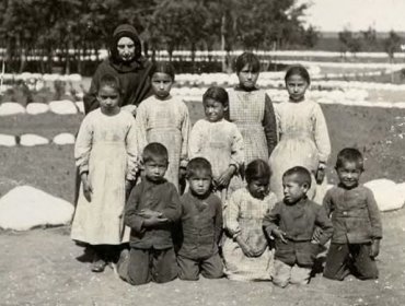 "Como ratas de laboratorio": Los espeluznantes experimentos sobre desnutrición que Canadá hizo con niños de escuelas indígenas