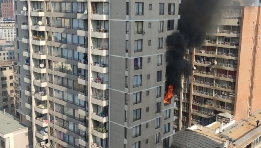 Incendio consumió departamento ubicado en el piso 16 de edificio en pleno centro de Santiago