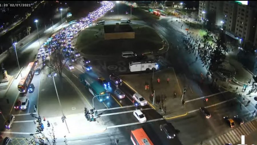 Un centenar de personas se manifestó en plaza Baquedano pidiendo libertad de detenidos durante el estallido social