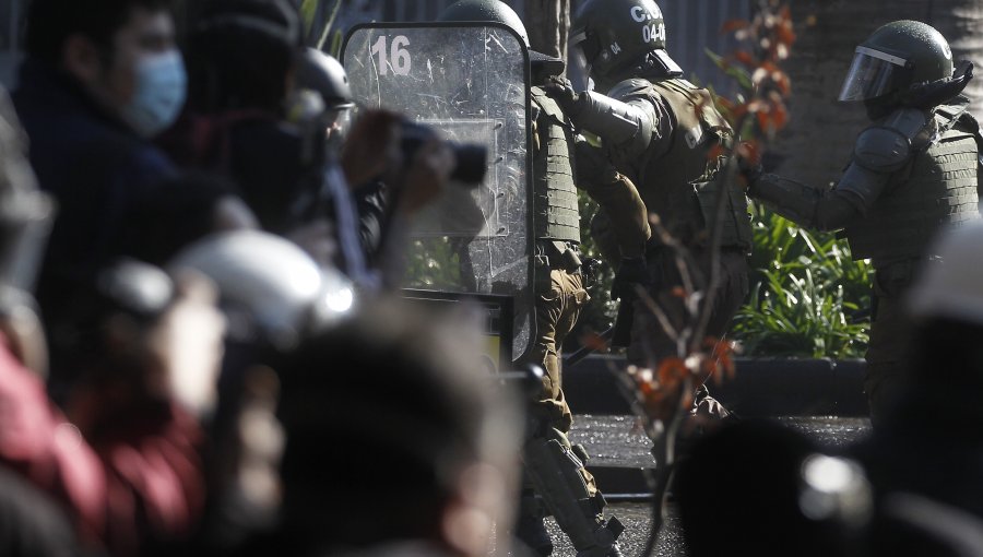 Al menos dos Carabineros heridos y sin ningún detenido terminan manifestaciones en Plaza de Armas