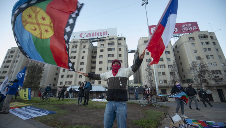 Manifestantes derriban muro ingresan a sector de monumento a Baquedano