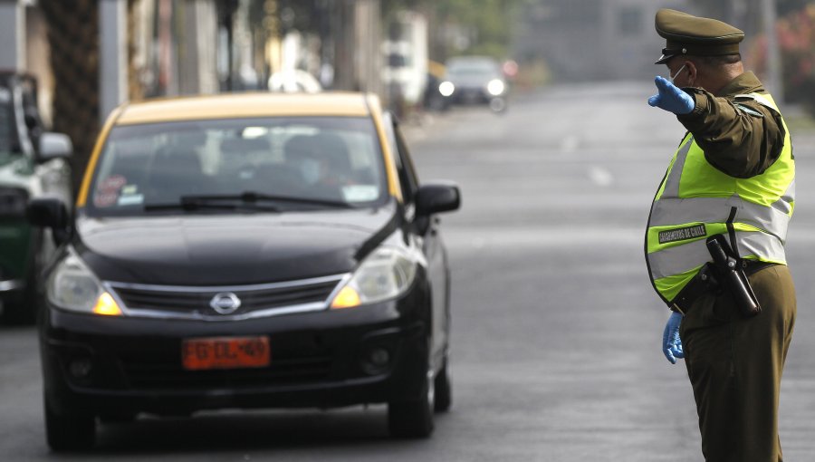 Armados pareja intentó asaltar a taxista en pleno centro de Santiago: Fueron detenidos