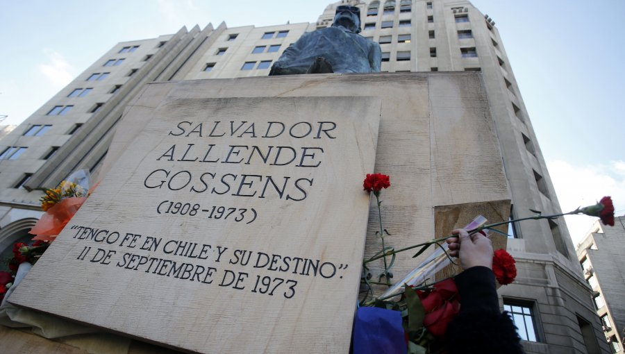 Constituyentes del Partido Socialista se agruparon en estatua de Salvador Allende en la previa