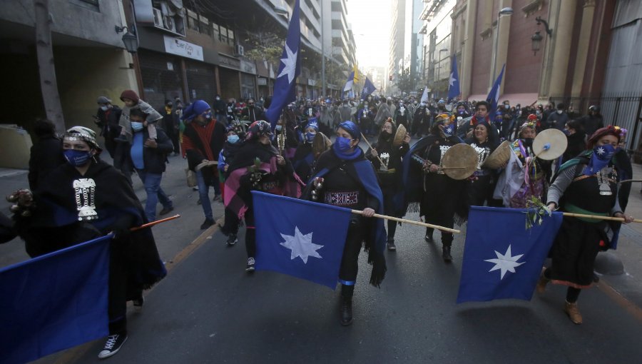 Mapuches Constituyentes iniciaron la convención con marcha desde el Cerro Santa Lucía