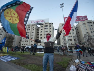 Manifestantes derriban muro ingresan a sector de monumento a Baquedano