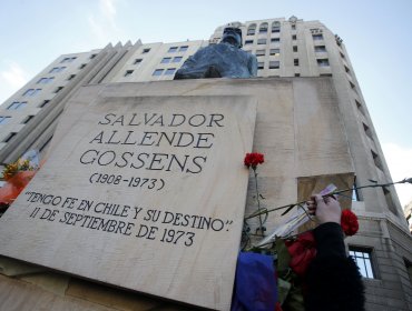 Constituyentes del Partido Socialista se agruparon en estatua de Salvador Allende en la previa