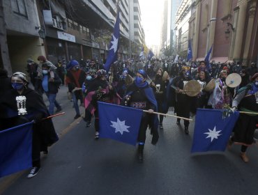 Mapuches Constituyentes iniciaron la convención con marcha desde el Cerro Santa Lucía