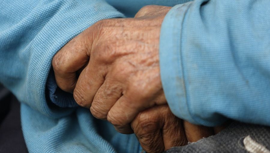 Dramático caso de abandono queda al descubierto en Valparaíso: mujer de 82 años fue encontrada en deplorable estado