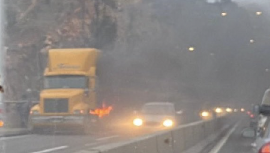 Incendio afecta a carga de un camión en la ruta Las Palmas de Viña del Mar