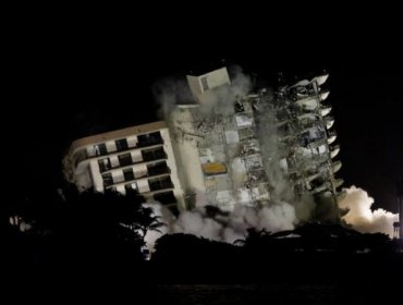 Las imágenes del derribo de los restos del edificio que colapsó en Miami