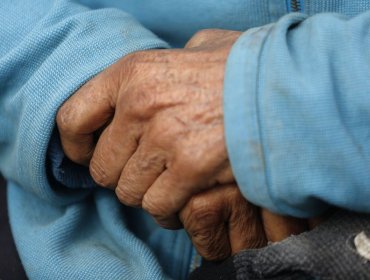 Dramático caso de abandono queda al descubierto en Valparaíso: mujer de 82 años fue encontrada en deplorable estado
