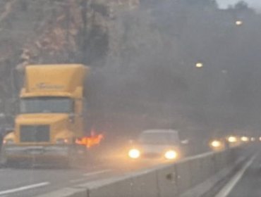 Incendio afecta a carga de un camión en la ruta Las Palmas de Viña del Mar