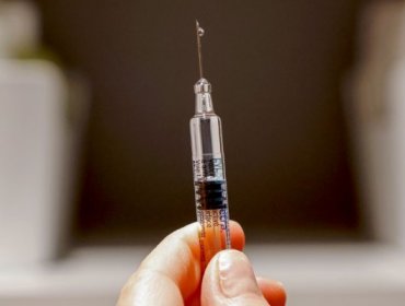 Abren sumario contra Clínica Las Condes por aplicar tercera dosis de la vacuna contra el Covid-19 a presidente del directorio