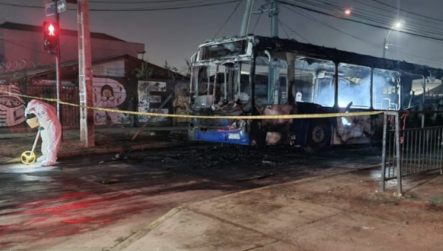 Delincuentes detienen bus del Transantiago, hicieron descender a ocupantes y finalmente lo quemaron en Puente Alto