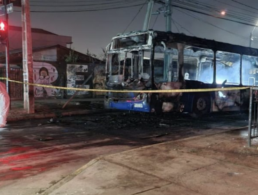 Delincuentes detienen bus del Transantiago, hicieron descender a ocupantes y finalmente lo quemaron en Puente Alto