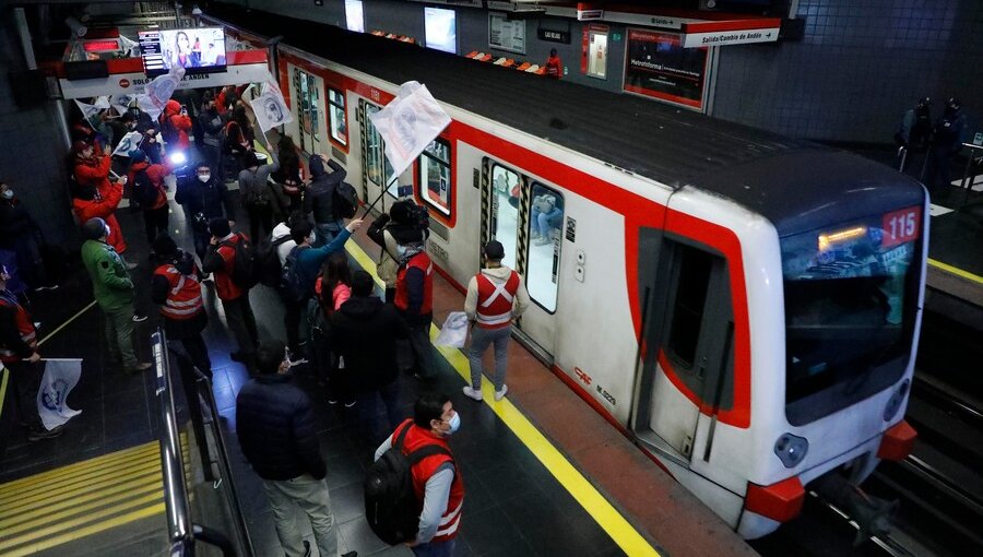 Trabajadores del Metro de Santiago protestan en estación Las Rejas por mejores condiciones laborales: permitieron libre acceso de usuarios