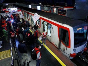 Trabajadores del Metro de Santiago protestan en estación Las Rejas por mejores condiciones laborales: permitieron libre acceso de usuarios