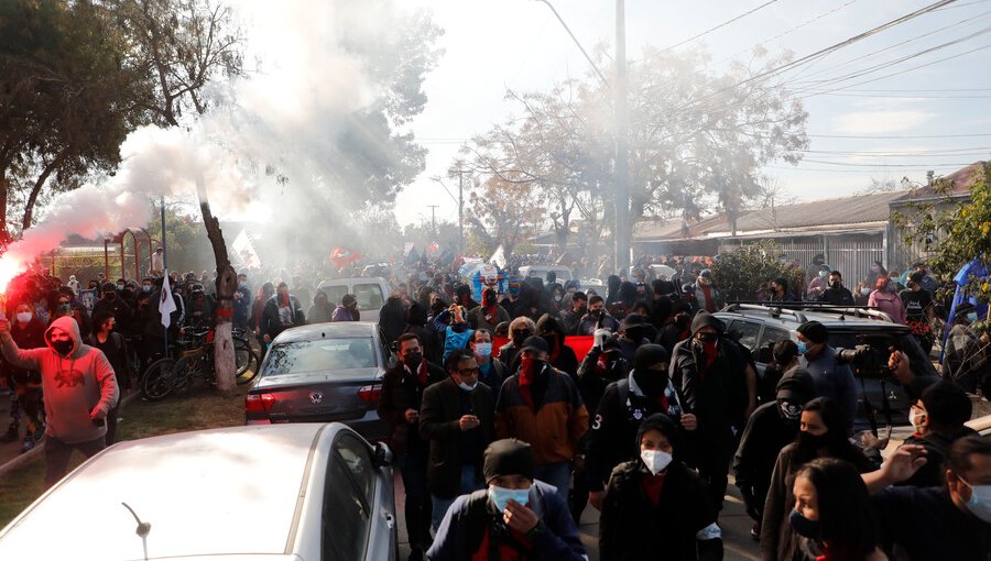 Descolgados de la caravana que velaba a Luisa Toledo atacan cuartel de la PDI, que responde con disparos y gases: un funcionario resultó herido