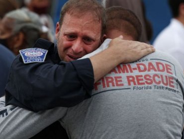 Las conmovedoras imágenes de familiares y rescatistas tras anunciarse el fin de la búsqueda de sobrevivientes en edificio derrumbado en Miami