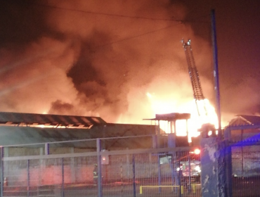 Fuerte explosión por incendio en fábrica de La Granja deja a una carabinera y siete bomberos heridos