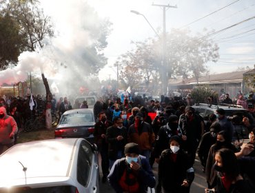 Descolgados de la caravana que velaba a Luisa Toledo atacan cuartel de la PDI, que responde con disparos y gases: un funcionario resultó herido