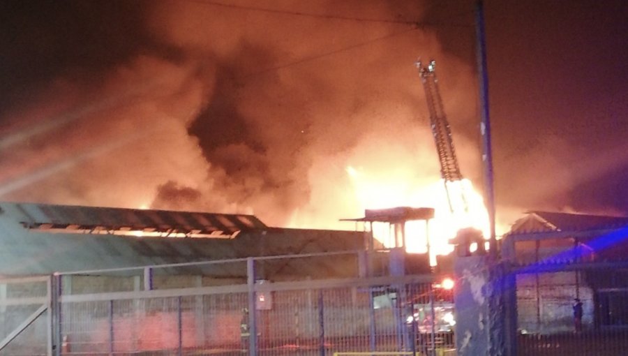 Fuerte explosión por incendio en fábrica de La Granja deja a una carabinera y siete bomberos heridos