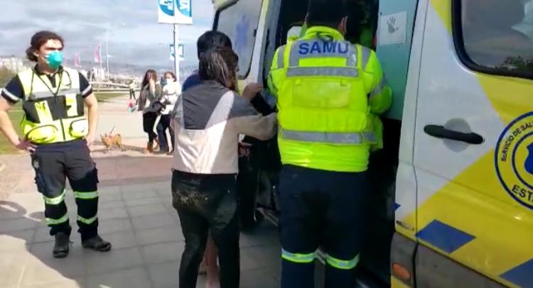 Dos adultos mayores y un menor fueron arrastrados mar adentro por fuerte oleaje en playa de Viña del Mar