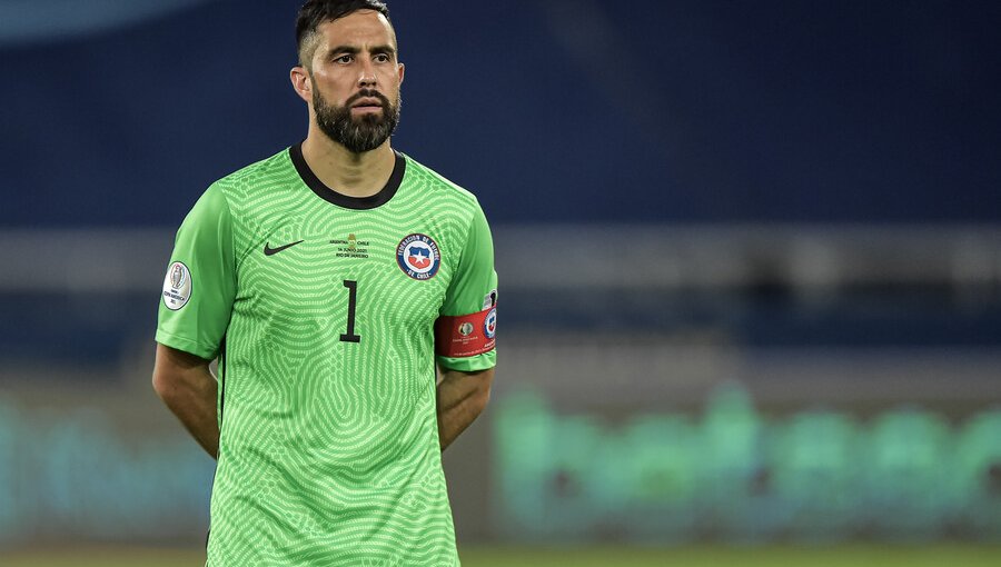 FIFA escoge a Claudio Bravo como arquero de Sudamérica para duelo soñado con Europa