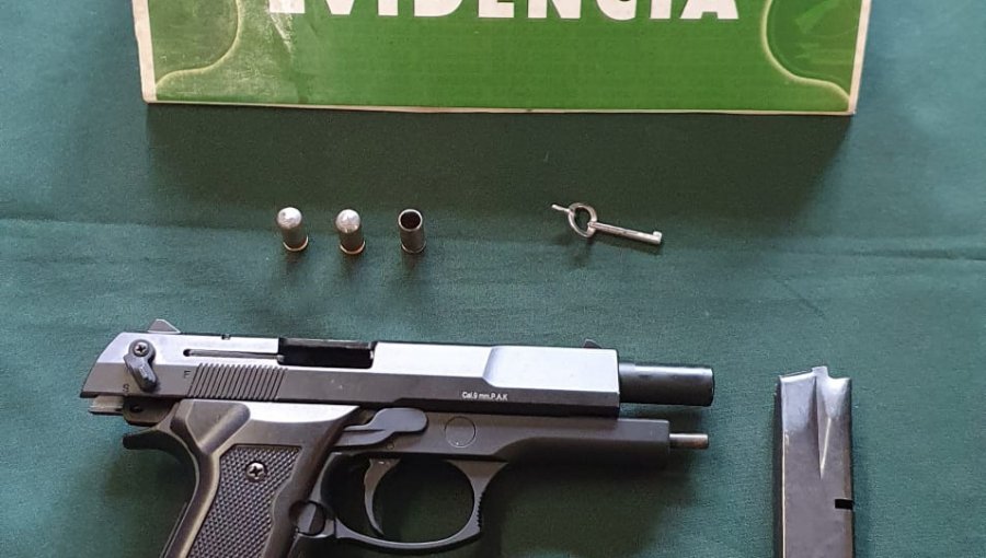 Tres detenidos por porte de pistola a fogueo y dos armas blancas en Valparaíso: sujetos tienen amplio prontuario