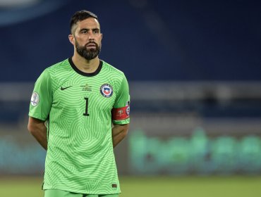 FIFA escoge a Claudio Bravo como arquero de Sudamérica para duelo soñado con Europa