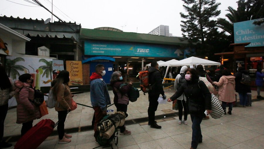 Aumenta fiscalización en terminales de buses: unas 100 mil personas saldrían de Santiago este fin de semana