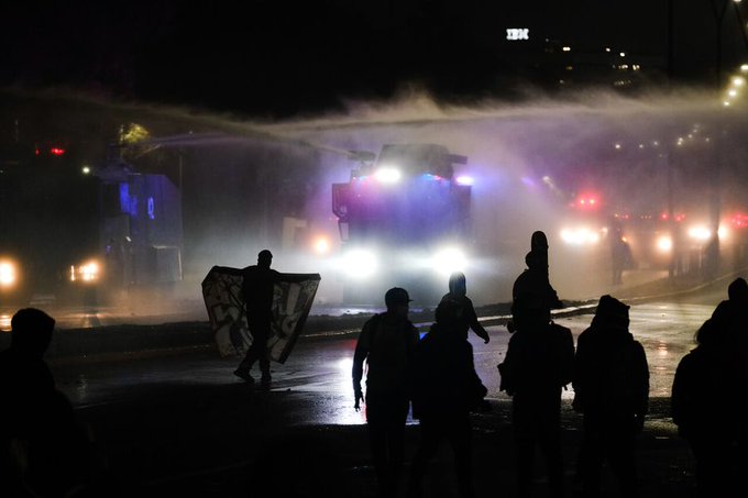 Reportan cinco detenidos tras regreso de manifestaciones en Plaza Baquedano